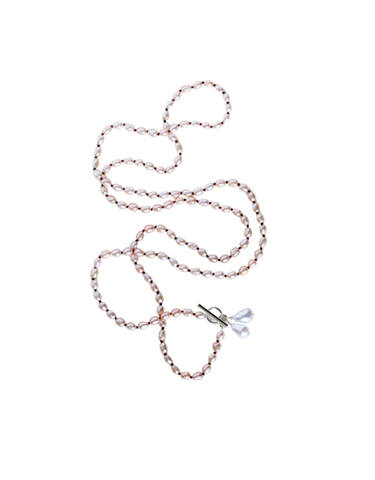 Long pink pearl necklace Vesper on a white background.